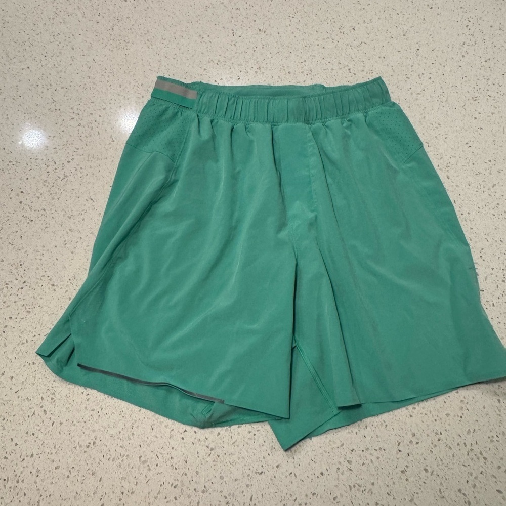 Lululemon Men’s Small Surge Short 4" *Liner in Green ** slight stain on back **